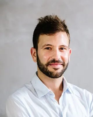 Retrato de Hugo Cerqueira, Terapeuta Ocupacional Pediátrico · Integração Sensorial